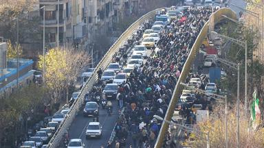 Demonstranten marschieren in der Innenstadt von Teheran bei einem Protest gegen die schlechten wirtschaftlichen Bedingungen am 29.12.2025.