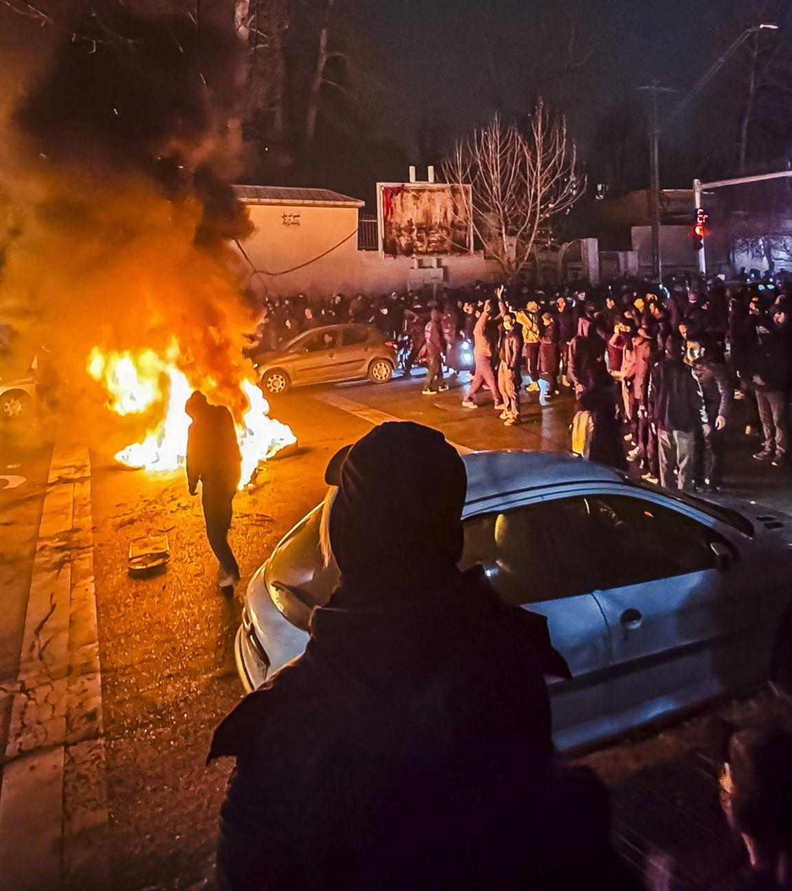 Menschen blockieren am 9. Januar 2026 während eines Protests eine Straße in Teheran. Die landesweiten Demonstrationen richten sich gegen die Wirtschaftspolitik und die Regierung.
