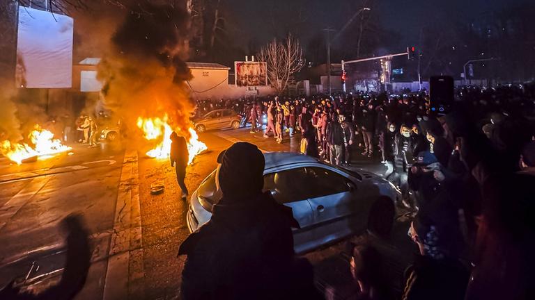 Menschen blockieren am 9. Januar 2026 während eines Protests eine Straße in Teheran. Die landesweiten Demonstrationen richten sich gegen die Wirtschaftspolitik und die Regierung.