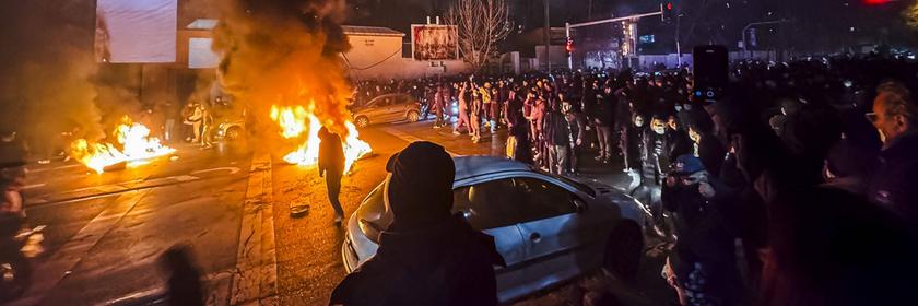 Menschen blockieren am 9. Januar 2026 während eines Protests eine Straße in Teheran. Die landesweiten Demonstrationen richten sich gegen die Wirtschaftspolitik und die Regierung.
