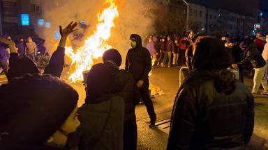 Iran, Teheran: Dieses am 09. Januar aufgenommene und am 13. Januar via AP zur Verfügung gestellte Foto soll Iraner bei einem Protest gegen die Regierung in Teheran zeigen.