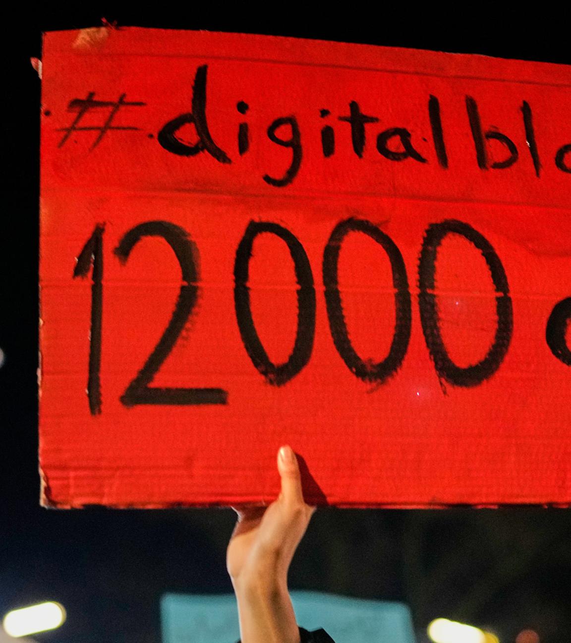 Menschen nehmen an einer Solidaritätskundgebung in Berlin teil, um die Anti‑Regierungsproteste im Iran zu unterstützen.