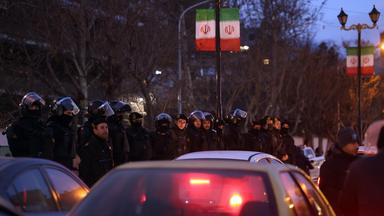 Iranische Bereitschaftspolizei steht Wache, während Studenten vor der britischen Botschaft in Teheran protestieren. 
