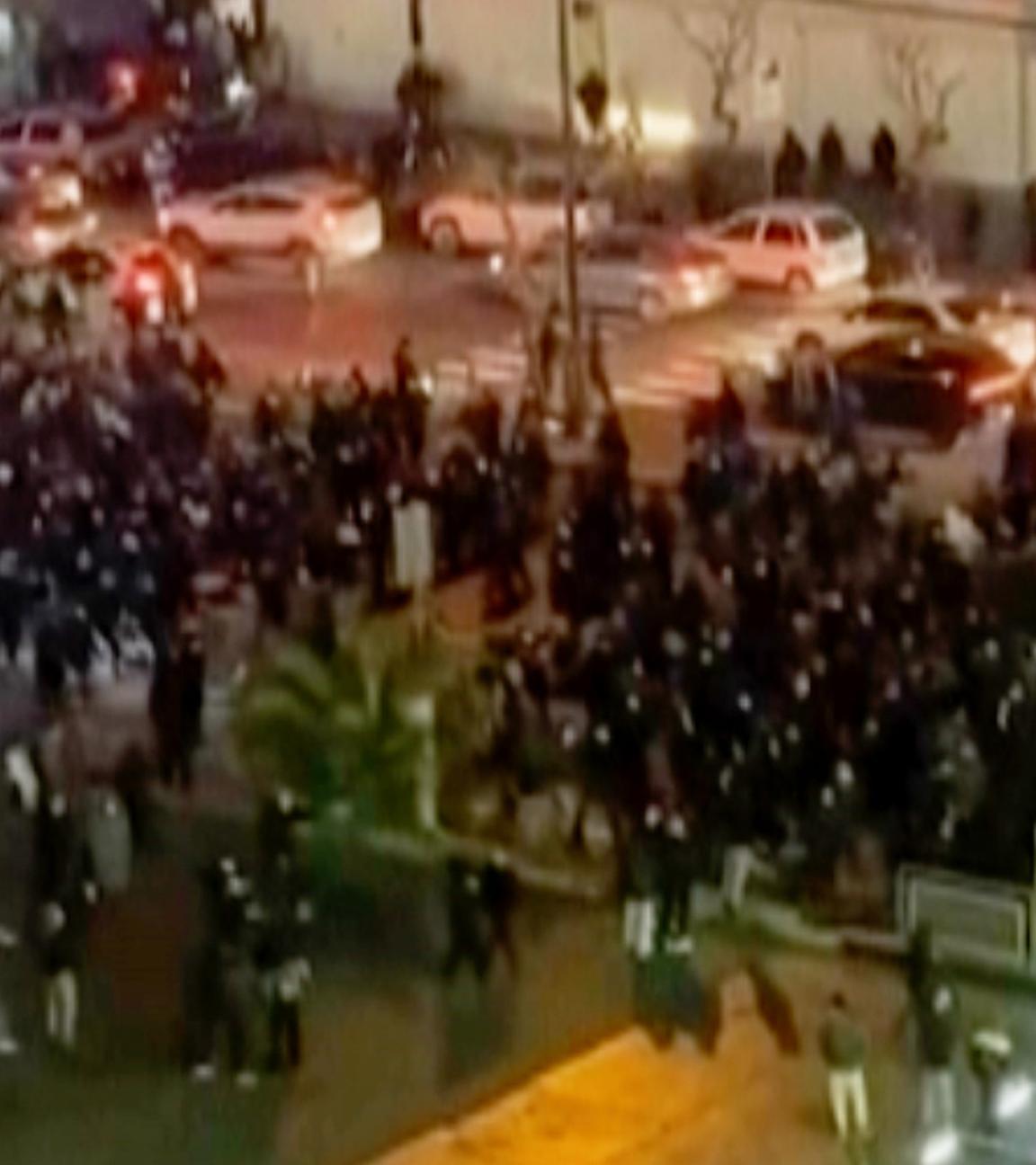 Menschen blockieren während eines Protests eine Straßenkreuzung in Teheran, Iran, am Donnerstag, 8. Januar 2026.