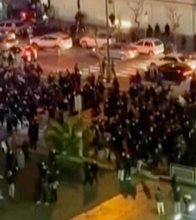 Menschen blockieren während eines Protests eine Straßenkreuzung in Teheran, Iran, am Donnerstag, 8. Januar 2026.