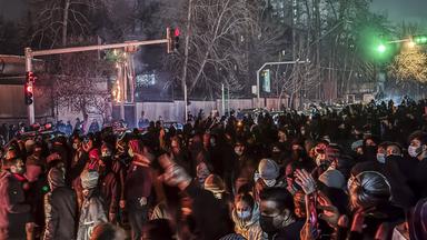 Eine Menschenmasse bei Protesten in Teheran.
