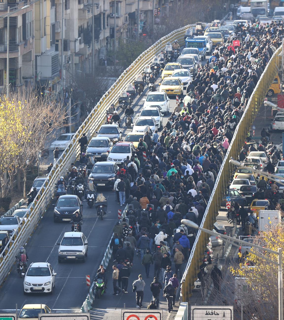 Demonstranten marschieren in der Innenstadt von Teheran bei einem Protest gegen die schlechten wirtschaftlichen Bedingungen.