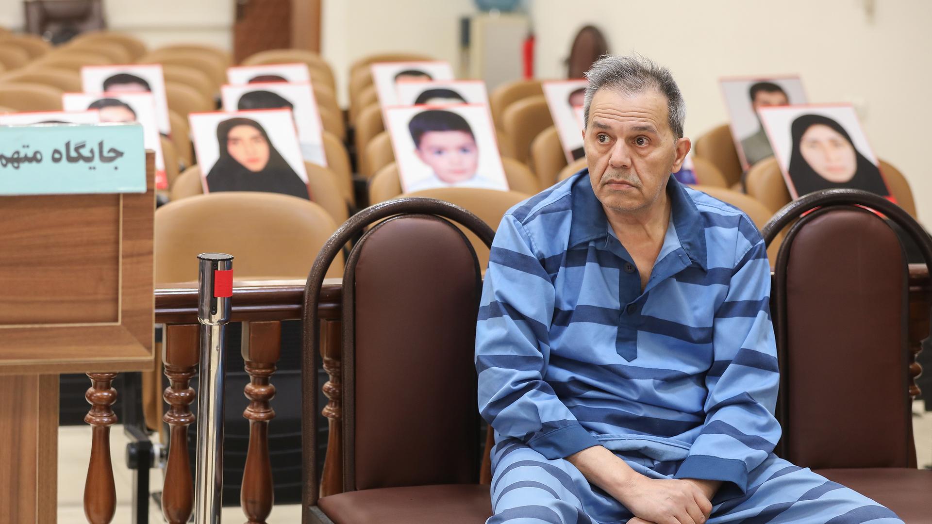 Die undatierte Aufnahme zeigt den Deutsch-Iraner Djamshid Sharmahd in einem Teheraner Revolutionsgericht.