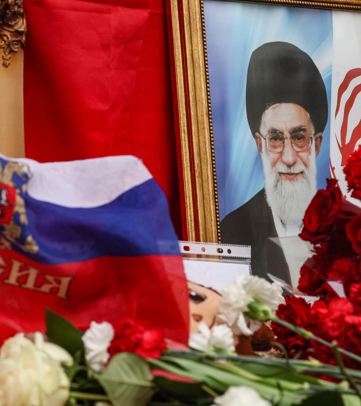 Vor der iranischen Botschaft in Moskau liegen Blumen und die russische Flagge vor dem Porträt des getöteten iranischen Machthabers Ajatollah Ali Chamenei.