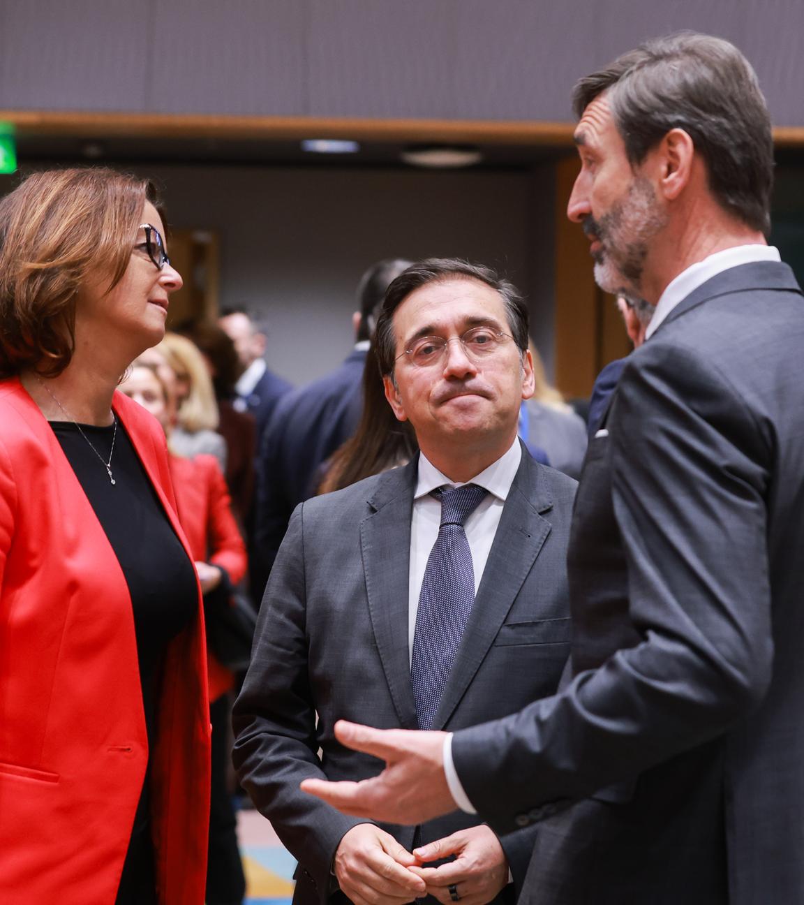 Die slowenische stellvertretende Premierministerin und Außen- und Europaministerin Tanja Fajon (L), der spanische Außenminister Jose Manuel Albares (C) und der slowakische Außen- und Europaminister Juraj Blanar (R) sprechen 
