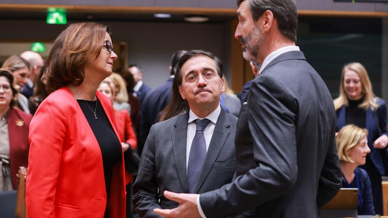 Die slowenische stellvertretende Premierministerin und Außen- und Europaministerin Tanja Fajon (L), der spanische Außenminister Jose Manuel Albares (C) und der slowakische Außen- und Europaminister Juraj Blanar (R) sprechen 