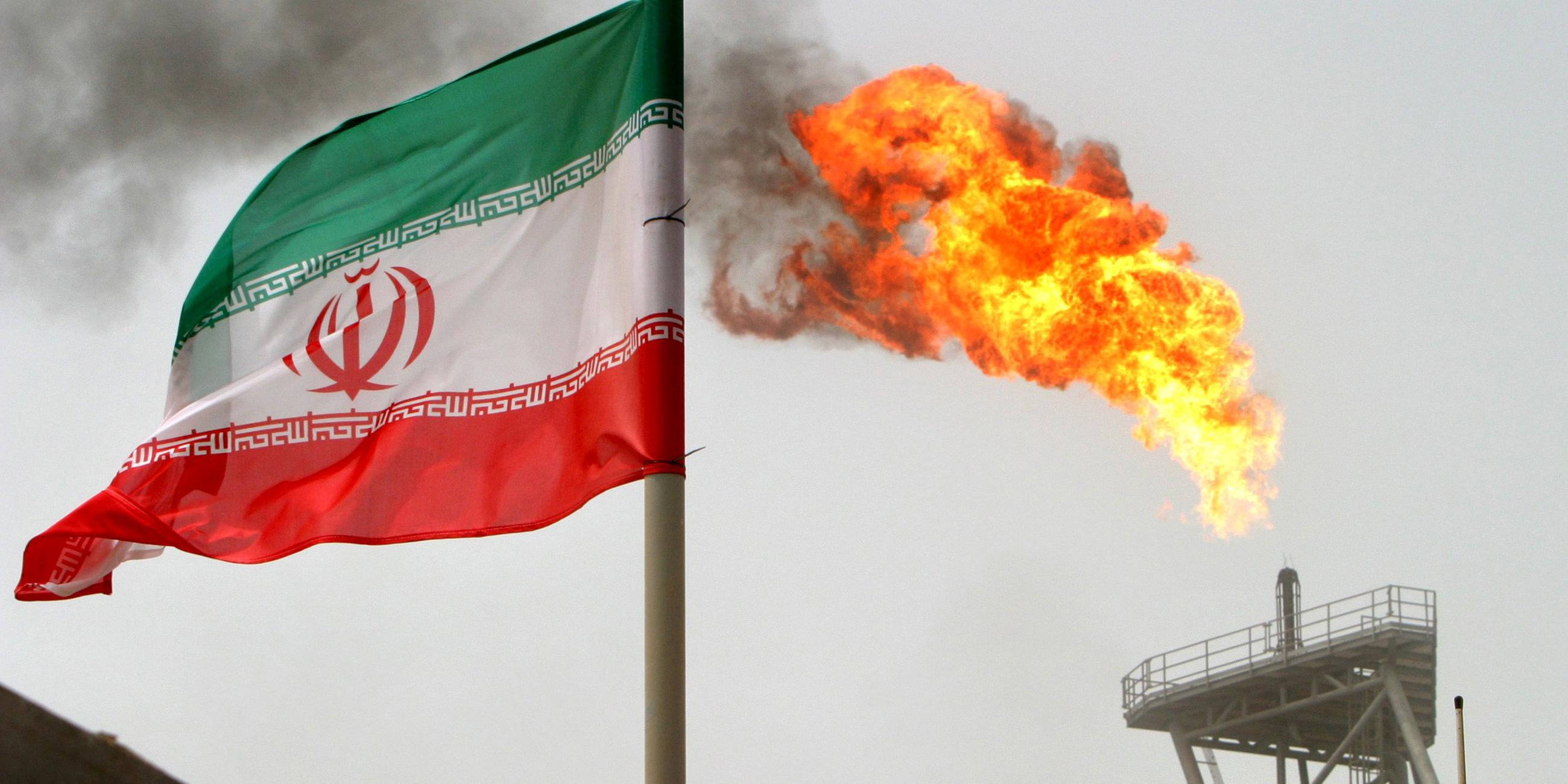 Iranische Flagge vor einer Öl-produzierenden Plattform