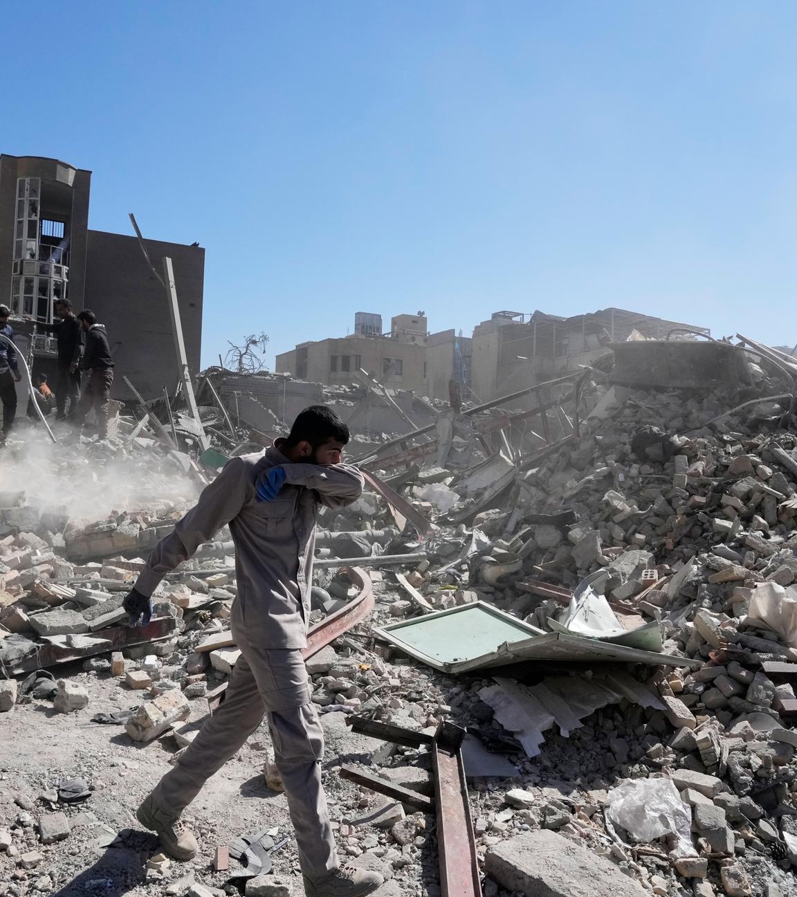 Eine zerstörte Polizeistation in Teheran