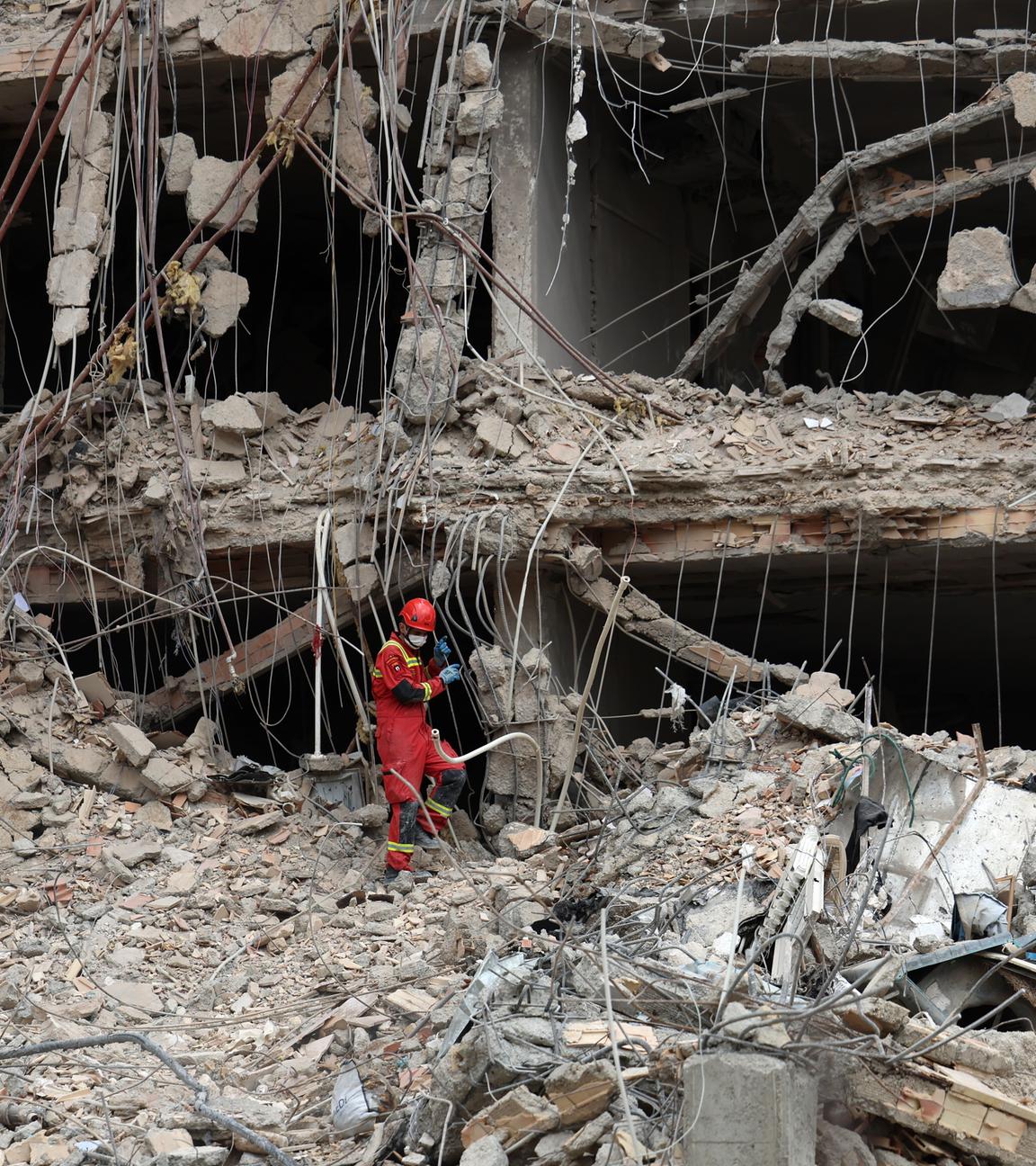 Einsatzkräfte arbeiten an einem zerstörten Gebäude in Teheran.
