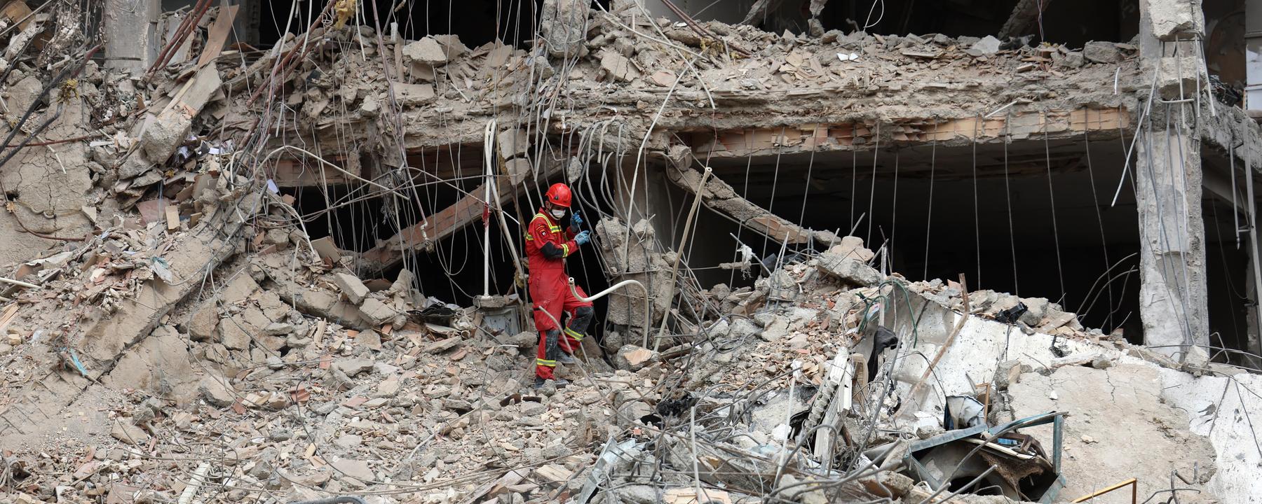 Einsatzkräfte arbeiten an einem zerstörten Gebäude in Teheran.