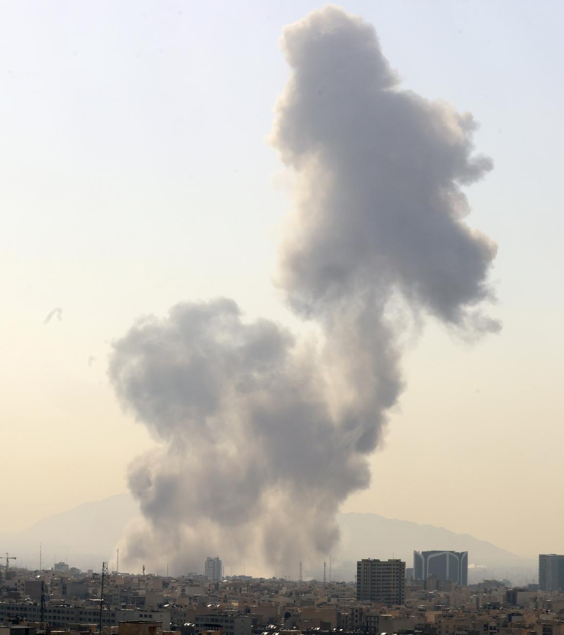 Rauch steigt nach israelischem Angriff über dem Zentrum von Teheran auf, 28. Februar 2026.