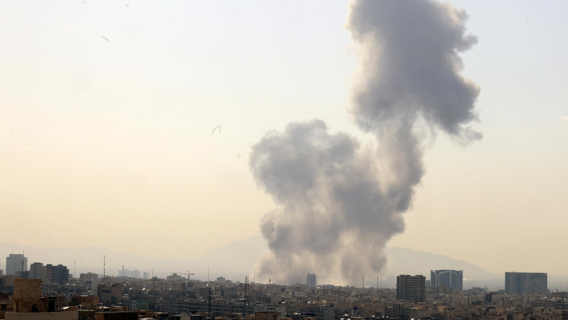 Rauch steigt nach israelischem Angriff über dem Zentrum von Teheran auf, 28. Februar 2026.