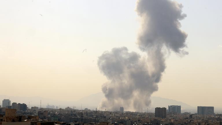 Rauch steigt nach israelischem Angriff über dem Zentrum von Teheran auf, 28. Februar 2026.