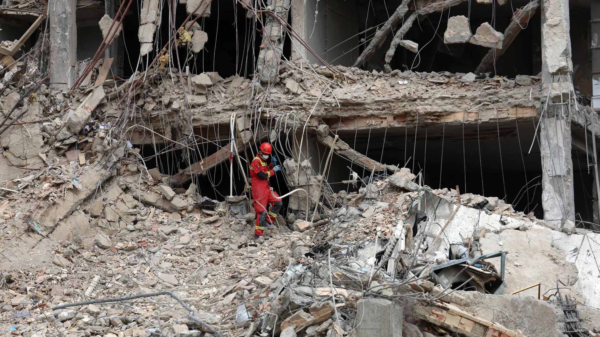 Einsatzkräfte arbeiten an einem zerstörten Gebäude in Teheran.