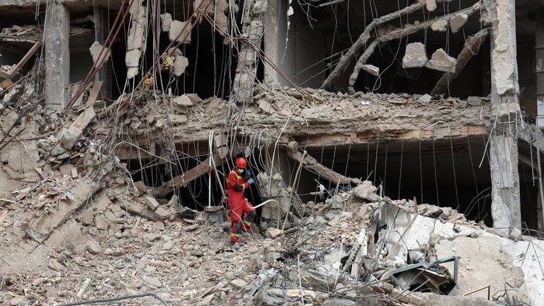 Einsatzkräfte arbeiten an einem zerstörten Gebäude in Teheran.