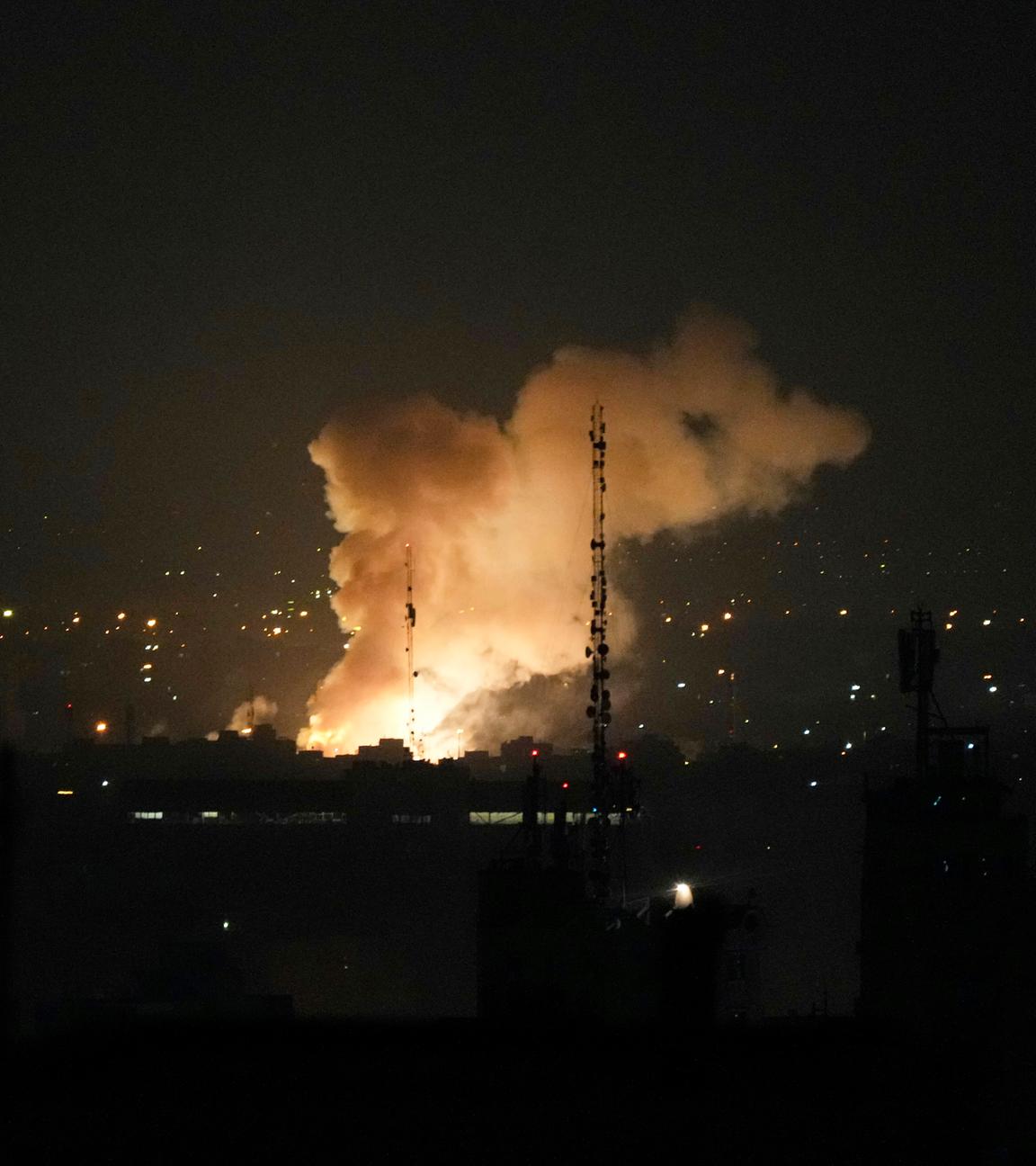 Nach einer Explosion in Teheran steigt Rauch auf.