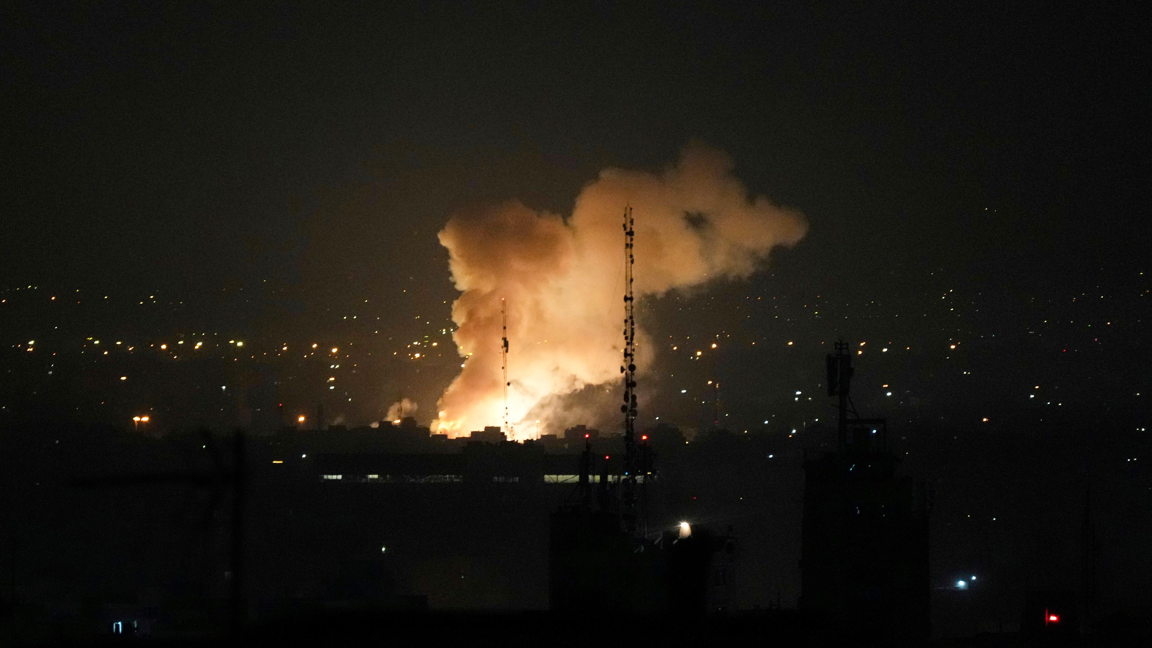 Nach einer Explosion in Teheran steigt Rauch auf.