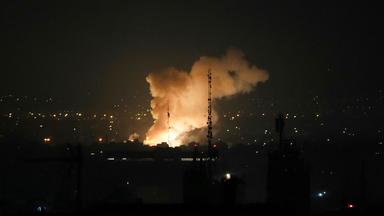Nach einer Explosion in Teheran steigt Rauch auf.