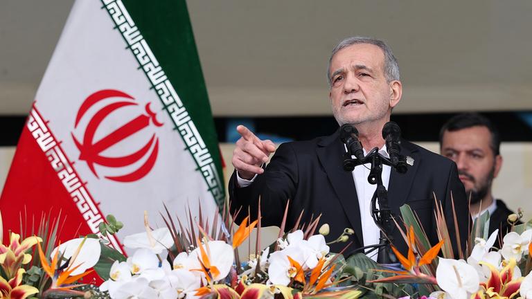 Iran, Teheran: Der iranische Präsident Massud Peseschkian, Archivbild