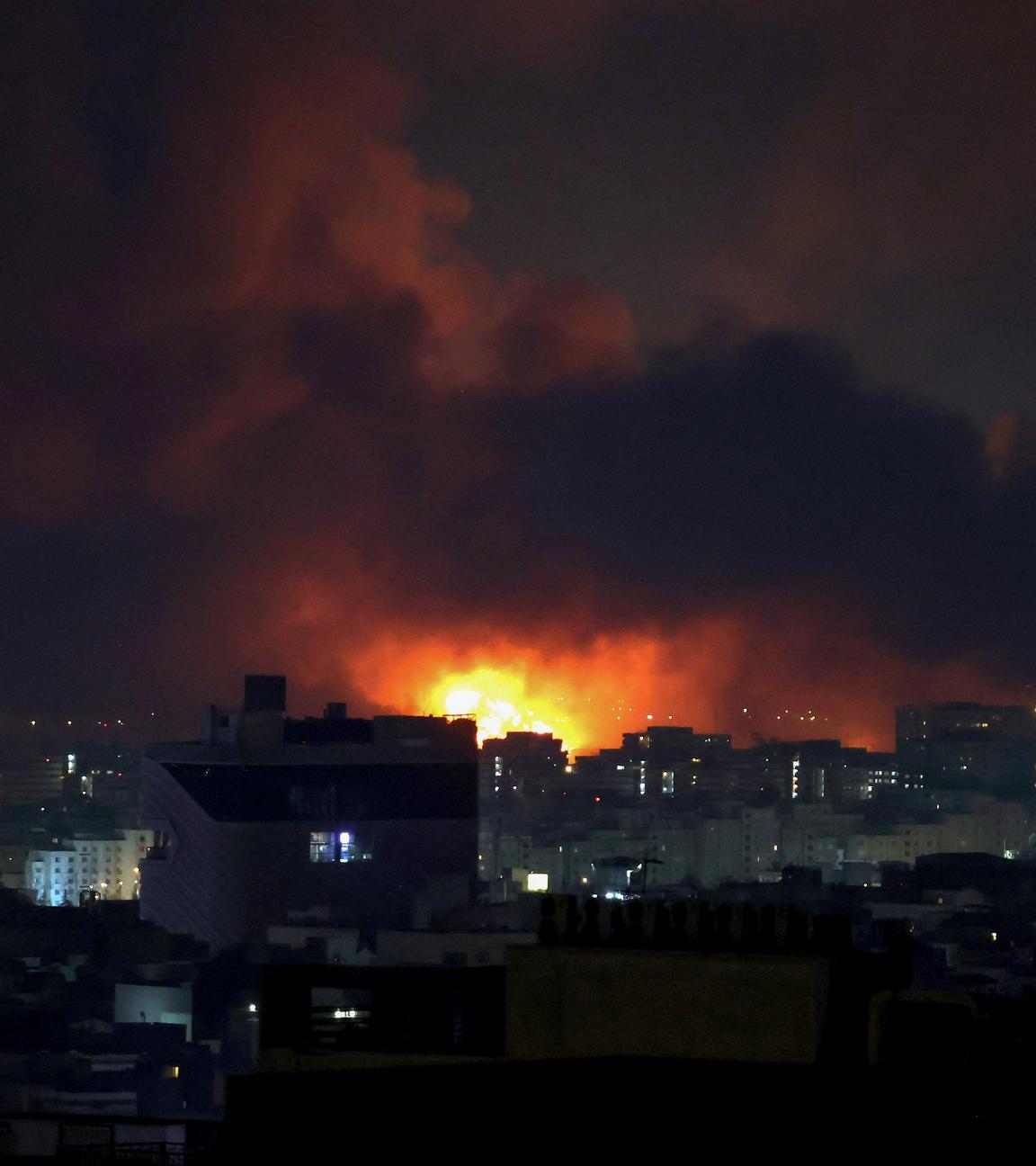 Rauch und Feuer steigen am internationalen Flughafen Mehrabad in Teheran auf