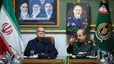 Teheran, Iran: Der iranische Präsident Masoud Pezeshkian (l.) und der amtierende iranische Verteidigungsminister Brigadegeneral Majid Ebn-e-Reza (r.) während eines Treffens in Teheran. Archivbild