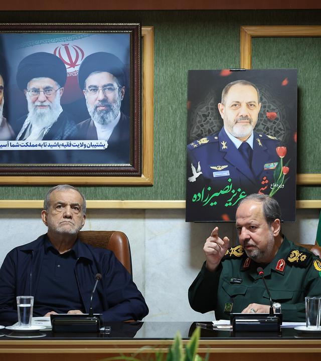 Teheran, Iran: Der iranische Präsident Masoud Pezeshkian (l.) und der amtierende iranische Verteidigungsminister Brigadegeneral Majid Ebn-e-Reza (r.) während eines Treffens in Teheran. Archivbild