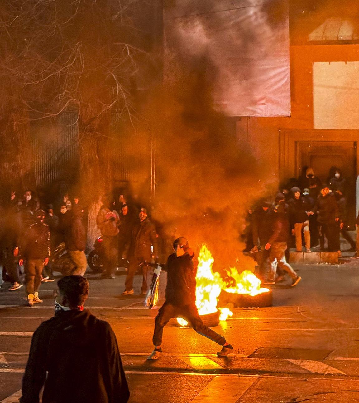 Iraner versammeln sich und blockieren eine Straße während eines Protests in Teheran, Iran, Archivbild
