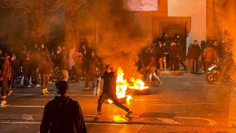 Iraner versammeln sich und blockieren eine Straße während eines Protests in Teheran, Iran, Archivbild