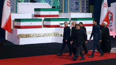 Am 3. Juli 2026 versammeln sich Trauernde im Zentrum von Teheran (Iran) zu einer Massentrauerfeier für den iranischen Revolutionsführer Ali Khamenei.