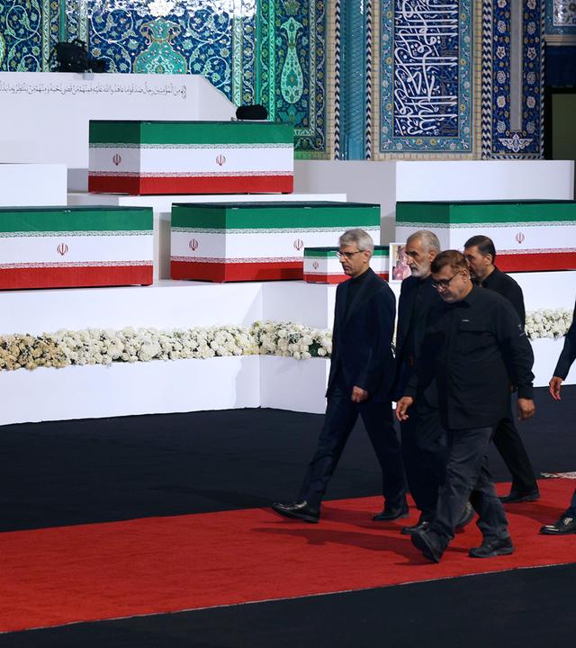 Am 3. Juli 2026 versammeln sich Trauernde im Zentrum von Teheran (Iran) zu einer Massentrauerfeier für den iranischen Revolutionsführer Ali Khamenei.
