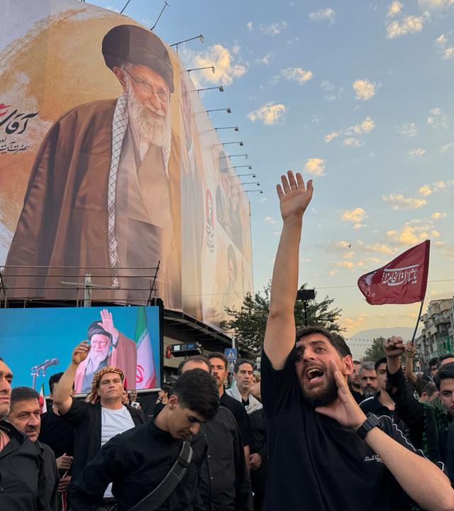 Iran: Teheran: Ein Trauernder skandiert Parolen. 