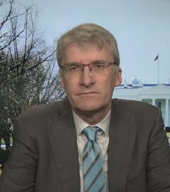 ZDF-Korrespondent Elmar Theveßen vor dem Weißen Haus in Washington