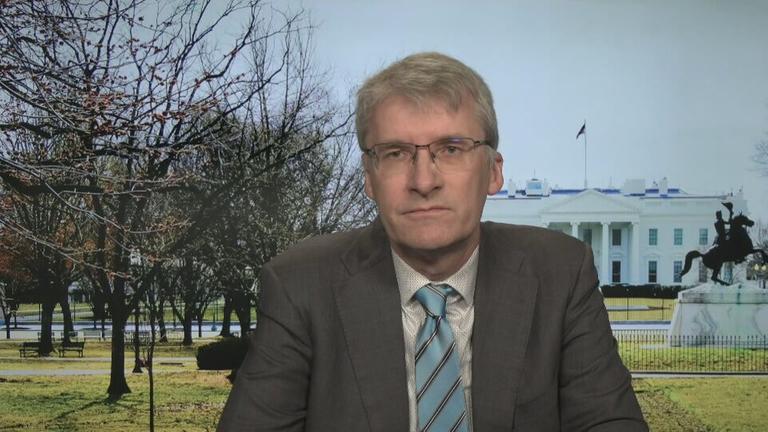 ZDF-Korrespondent Elmar Theveßen vor dem Weißen Haus in Washington