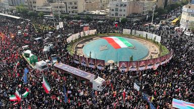 Eine große Menschenmenge nimmt an einem Trauermarsch in Teheran teil.