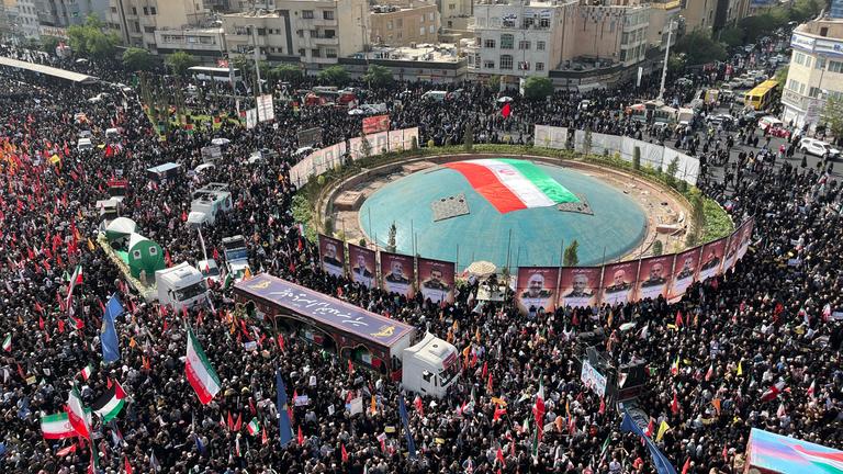 Eine große Menschenmenge nimmt an einem Trauermarsch in Teheran teil.