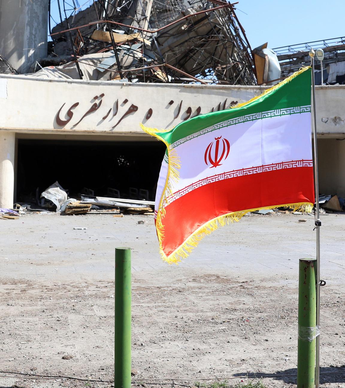 Ein Beamter geht am beschädigten Azadi-Sportkomplex in Teheran vorbei, 3. April 2026. 