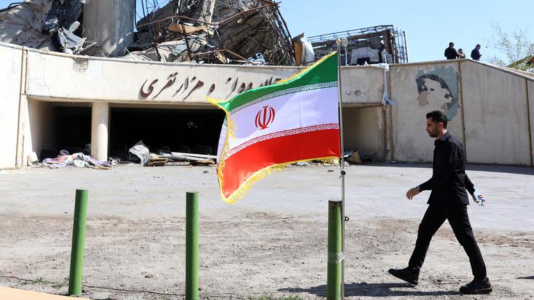 Ein Beamter geht am beschädigten Azadi-Sportkomplex in Teheran vorbei, 3. April 2026. 
