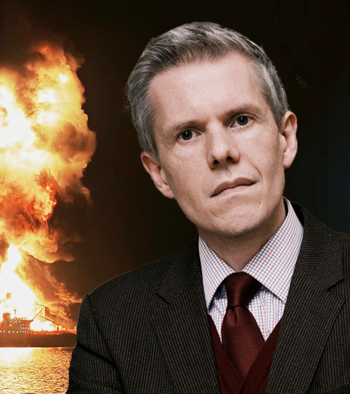 Links eine Explosion bei Nacht, rechts der Militärökonom Marcus M. Keupp.