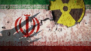 Montage: Die Flagge des Iran auf einer Wand, rechts dazu das Zeichen für Radioaktivität. Als Schatten auf der Wand mehrere militärische Raketen.