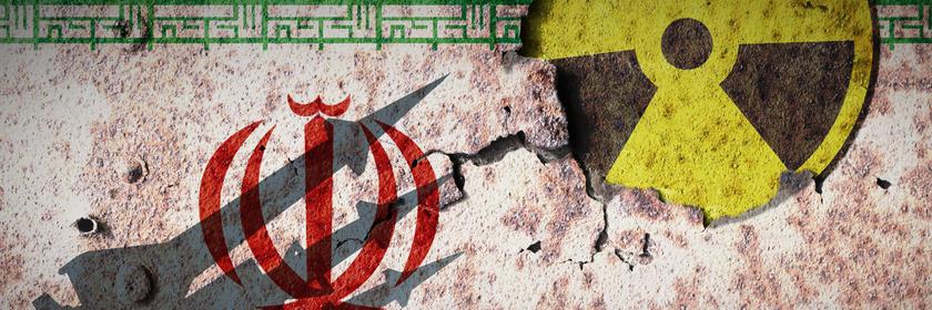 Montage: Die Flagge des Iran auf einer Wand, rechts dazu das Zeichen für Radioaktivität. Als Schatten auf der Wand mehrere militärische Raketen.