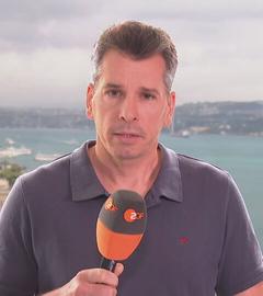 ZDF-Reporter Stefan Schlösser in Istanbul. Im Hintergrund das Meer. 