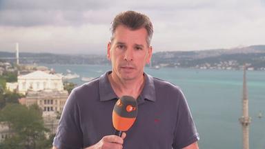 ZDF-Reporter Stefan Schlösser in Istanbul. Im Hintergrund das Meer. 