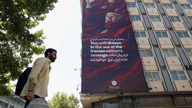 An einem Gebäude in Teheran, Iran, hängt am 19. Juli 2026 eine riesige Plakatwand gegen die USA und Israel, auf der US-Präsident Trump und der israelische Ministerpräsident Netanjahu zu sehen sind.