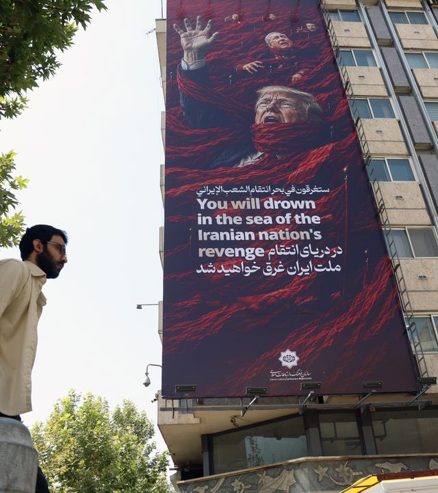 An einem Gebäude in Teheran, Iran, hängt am 19. Juli 2026 eine riesige Plakatwand gegen die USA und Israel, auf der US-Präsident Trump und der israelische Ministerpräsident Netanjahu zu sehen sind.