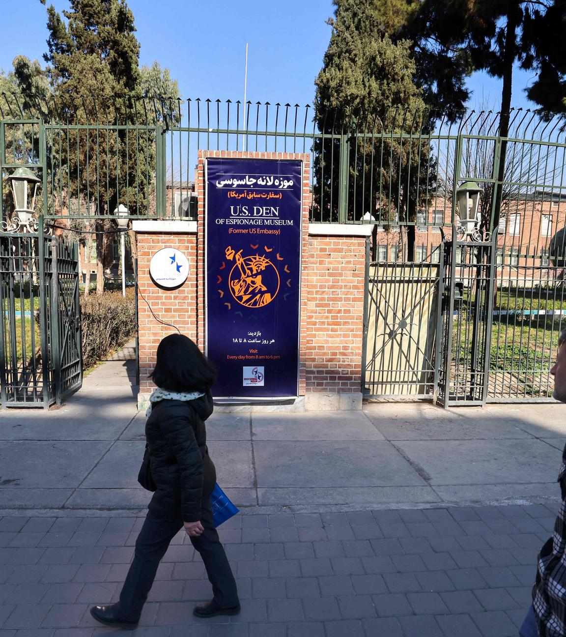 Menschen gehen an der ehemaligen US-Botschaft in Teheran vorbei.